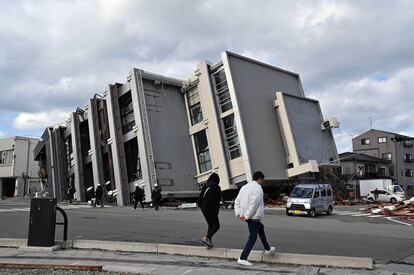 Varias personas pasan junto a un edificio dañado por el terremoto en la ciudad de Wajima (prefectura de Ishikawa), el 4 de enero.