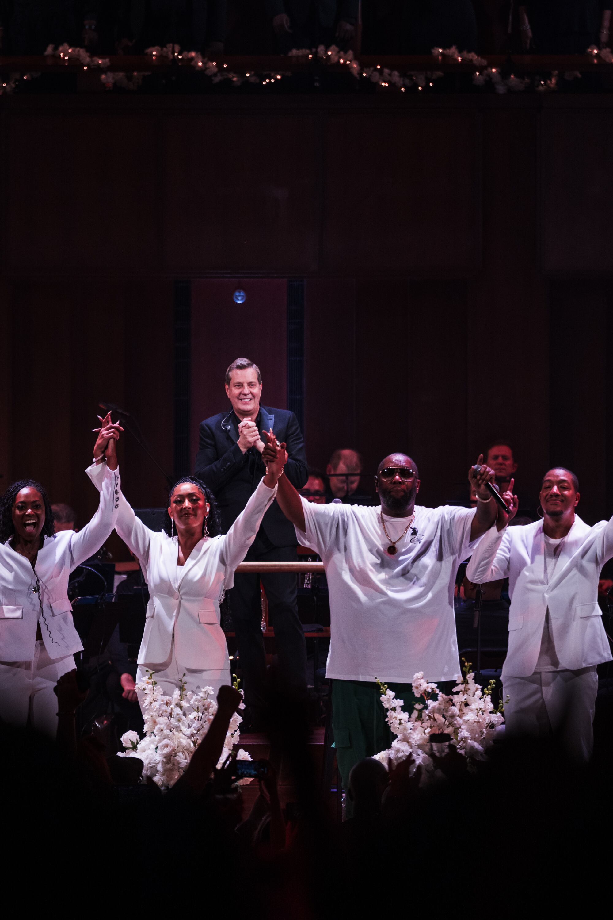 Killer Mike, segundo por la derecha, saluda al final del concierto agarrado a sus coristas, con el director de orquesta Steven Reineke al fondo, el pasado martes en el Kennedy Center, en Washington.