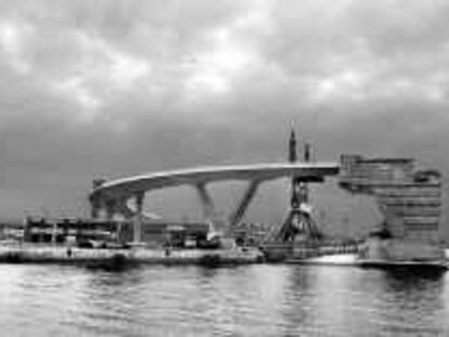 B 32976 - (29.2.00) - COLOR - OBRAS NUEVA PASARELA PUERTO DE BCN.- FOTO : VICENS GIMENEZ -