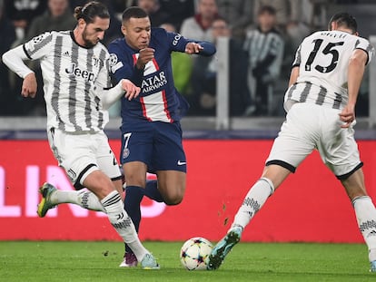 Mbappe conduce el balón ante Rabiot durante el partido entre el PSG y la Juventus este miércoles.