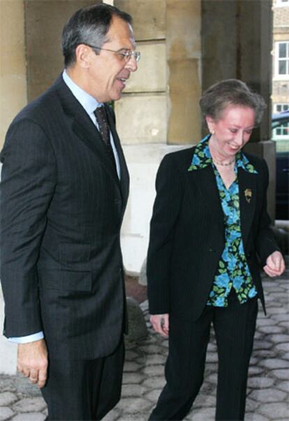 El ministro de Exteriores ruso, Sergey Lavrov, junto a su homóloga británica, Margaret Beckett, a la salida de la reunión para tratar el problema iraní.