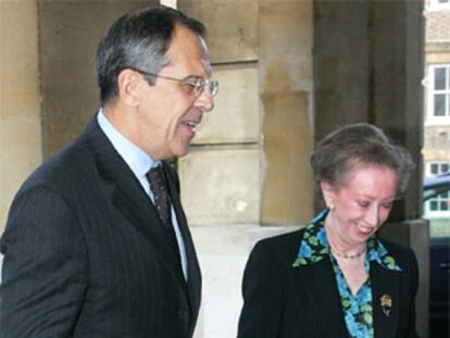 El ministro de Exteriores ruso, Sergey Lavrov, junto a su homóloga británica, Margaret Beckett, a la salida de la reunión para tratar el problema iraní.