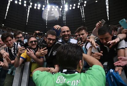 Buffon saluda a los aficionados al final del partido. 