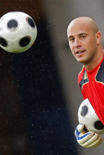 El portero Pepe Reina, durante un entrenamiento de la Selección Española de fútbol en la Eurocopa de Austria y Suiza de 2008.