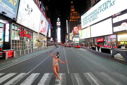 Una bailarina protegida con una máscara baila en Times Square, en Nueva York (EE UU), el 18 de marzo.