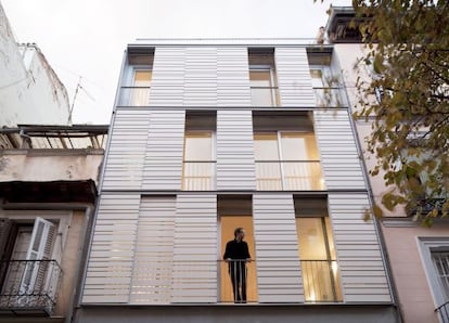 El arquitecto Miguel Ciria, en la fachada del edificio de la calle Olmo, 21.