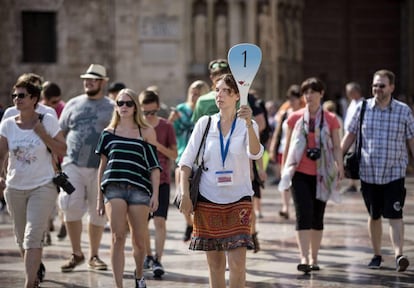 Un grupo de turistas sigue a su gu&iacute;a por el centro hist&oacute;rico de Valencia