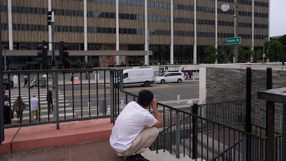 Varias personas se dirigen al edificio federal de Los Ángeles, donde se encuentran inmigrantes detenidos por ICE, el 25 de junio.
