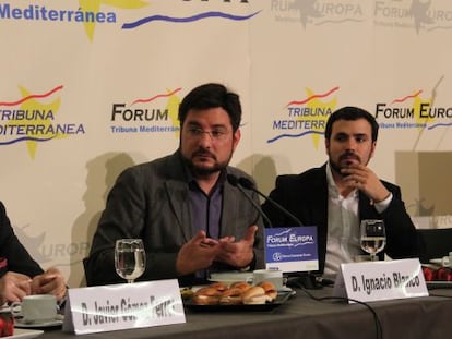 Ignacio Blanco y Alberto Garzón, durante el acto del Forum Europa.