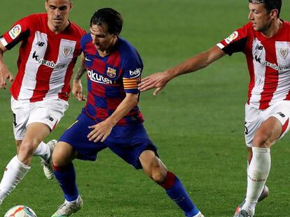 El delantero del FC Barcelona Leo Messi, entre Mikel Vesga y Dani García, ambos del Athletic de Bilbao, ayer.