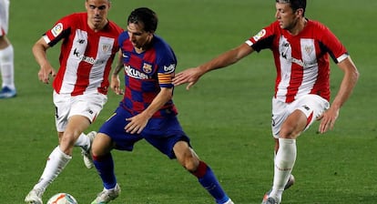 El delantero del FC Barcelona Leo Messi, entre Mikel Vesga y Dani García, ambos del Athletic de Bilbao, ayer.