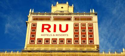 Imagen del edifico España con un cartel promocional de Riu.