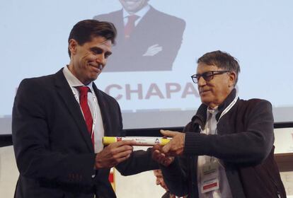 Chapado, a la izquierda, recibe el testigo de la federación de manos de Odriozola.