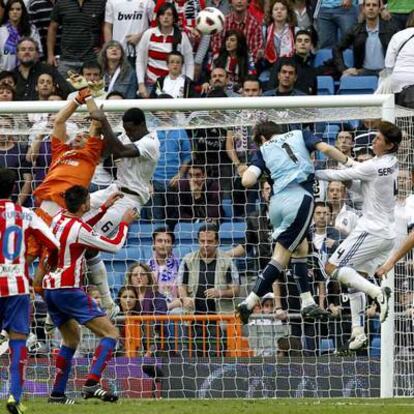 Casillas no llega a un remate en los minutos finales, cuando se incorporó a la avalancha madridista contra su colega Juan Pablo.