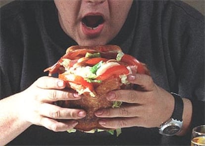 Una persona obesa come un gran bocadillo en Madrid.