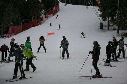 Esquiadores en la estación de la Masella, que abrió las pistas el pasado lunes.