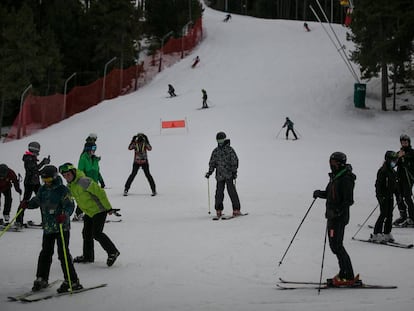 Esquiadores en la estación de la Masella, que abrió las pistas el pasado lunes.