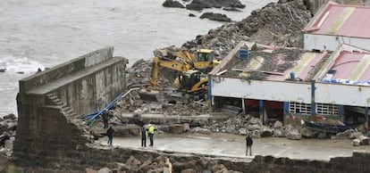 Varios operarios han iniciado en Bermeo las labores de reparación del dique del puerto, dañado por el temporal del domingo. 