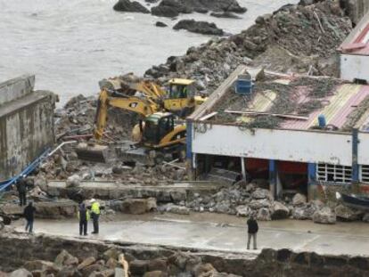 Varios operarios han iniciado en Bermeo las labores de reparación del dique del puerto, dañado por el temporal del domingo. 