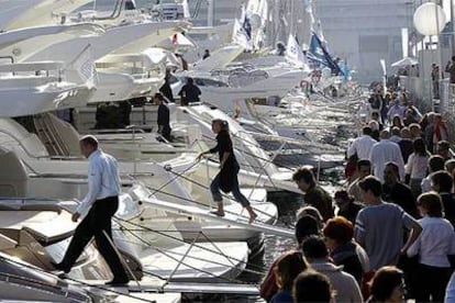 Numerosas personas visitaron ayer los barcos atracados en el Port Vell de Barcelona.