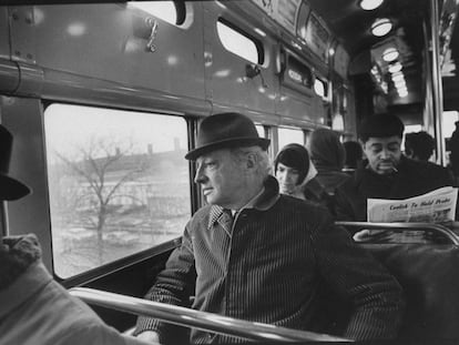 El escritor Saul Bellow, en un tren. 