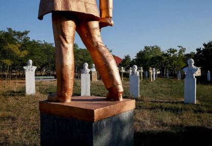 Monumentos de Lenin, reunidos en el museo del realismo socialista en Frumushika-nova, en la región de Odessa (Ucrania).