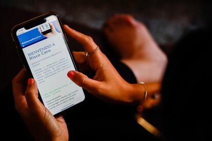 Una joven consulta en su móvil la aplicación Risco Cero del Colegio de Médicos de A Coruña.