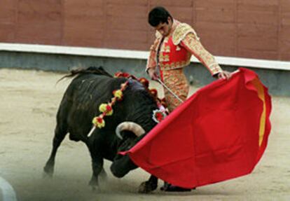 Manuel Caballero, en su primer toro.