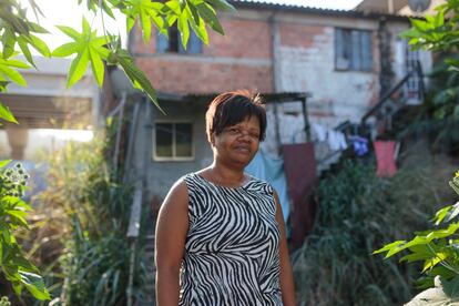 A Vila União de Curicica foi outra comunidade carioca que sofreu com um processo de remoção, essa para a construção do BRT Transolímpico. "Já faz uns 20 anos que eu moro aqui", diz Glória Dionéia Rodrigues de Mattos, de 52 anos, em frente à sua casa, com a Transolímpica ao fundo. "Eles não me ofereceram nada... Nós fizemos a inscrição para pegar o apartamento [do programa Minha Casa, Minha Vida], mas depois disseram que não iam tirar mais e nós não ganhamos nada". Sua casa ganhou rachaduras por conta das construções e dos carros que passam por ali. A princípio, o projeto da Transolímpica visava remover mais de 800 famílias de Vila União, mas, por resistência da comunidade, o trajeto foi alterado, removendo mais de 300 famílias. "Tantas coisas mais sérias para serem resolvidas e eles vieram fazer Olimpíada.... eu trabalho em hospital e eu sei o que está acontecendo. Onde eu trabalho não tem luva para gente trabalhar, não tem medicamento, não tem nada... e eles vieram fazer Olimpíadas aqui", desabafa.