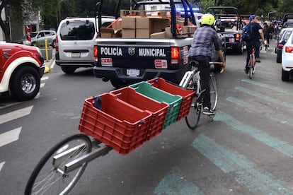 Las bicicletas fueron providenciales  para cargar varias cajas de ayuda, tras el terremoto mexicano.