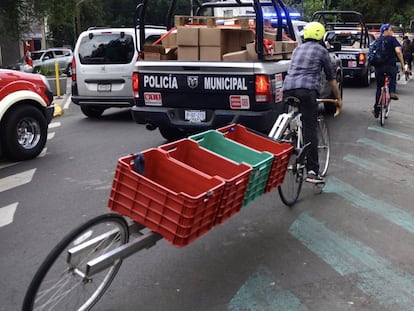 Las bicicletas fueron providenciales  para cargar varias cajas de ayuda, tras el terremoto mexicano.