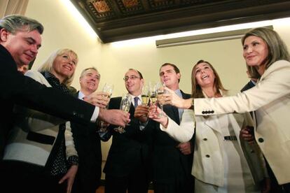 Pere, Albert Rivera, Alicia Sánchez-Camacho y los representantes del Gobierno en Cataluña brindan en un acto por la Constitución en Barcelona.