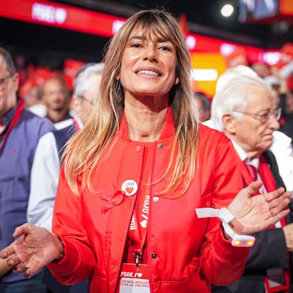 (Foto de ARCHIVO)
La esposa del presidente del gobierno Begoña Gómez durante la clausura del 41º Congreso Federal del PSOE en el Palacio de Congresos y Exposiciones. A 1 de diciembre de 2024, en Sevilla, Andalucía (España). El 41º Congreso Federal del PSOE concluye en Sevilla con su jornada de clausura celebrada en Fibes. Durante el evento, se trazaron las líneas estratégicas del partido para los próximos años, destacando el compromiso con las políticas sociales, la igualdad y la sostenibilidad. La clausura contó con la presencia de destacados líderes socialistas y delegados de todo el país.
Francisco J. Olmo / Europa Press
01/12/2024