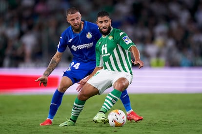 El bético Nabil Fekir, en la imagen perseguido por un rival del Getafe CF, es uno de los hombres que más regates completa del campeonato.