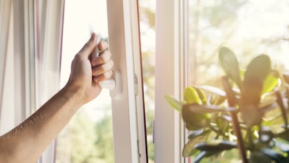 Artículo de EL PAÍS Escaparate que describe el aislante térmico para ventanas que reduce el calor interior de la casa.
