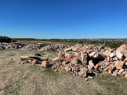 Restos de obra en una parcela de la localidad del Barranco Merino, a dos kilómetros del río Guadarrama. 