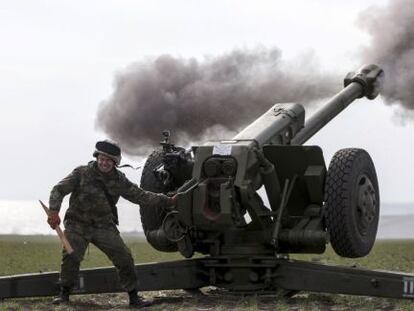 Un voluntario de una milicia ucrania realiza disparos de artillería cerca de la ciudad de Gurzuf.