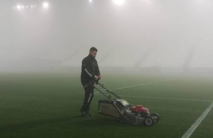 Alberto Arriaga, un día con niebla, en Butarque, el estadio del Leganés.