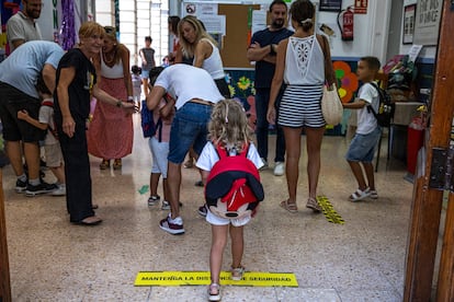 Varios niños entran al CEIP Lluís Vives de valencia en el inicio del curso escolar.