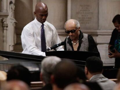 Cecil Taylor al piano en el funeral de Ornette Coleman en 2015 en Nueva York.. 