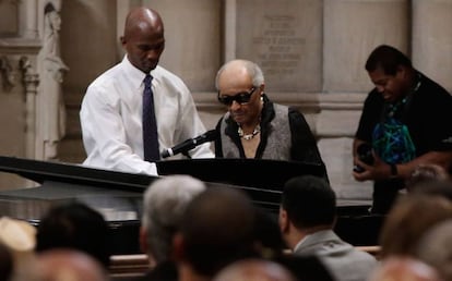 Cecil Taylor al piano en el funeral de Ornette Coleman en 2015 en Nueva York.. 