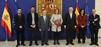 La ministra de Empleo y Seguridad Social, F&aacute;tima B&aacute;&ntilde;ez (c), junto al catedr&aacute;tico Alfredo Montoya (3i); el expresidente del Tribunal Constitucional, Miguel Rodr&iacute;guez-Pi&ntilde;ero (3d); Joaqu&iacute;n P&eacute;rez Rey (2i), de CCOO; Jos&eacute; Mar&iacute;a Miranda Boto (i), de UGT; Teresa D&iacute;az de Ter&aacute;n (2d), de CEPYME, y Jordi Garc&iacute;a Vi&ntilde;a (d), dirigente de CEOE.