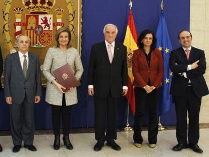 La ministra de Empleo y Seguridad Social, F&aacute;tima B&aacute;&ntilde;ez (c), junto al catedr&aacute;tico Alfredo Montoya (3i); el expresidente del Tribunal Constitucional, Miguel Rodr&iacute;guez-Pi&ntilde;ero (3d); Joaqu&iacute;n P&eacute;rez Rey (2i), de CCOO; Jos&eacute; Mar&iacute;a Miranda Boto (i), de UGT; Teresa D&iacute;az de Ter&aacute;n (2d), de CEPYME, y Jordi Garc&iacute;a Vi&ntilde;a (d), dirigente de CEOE.