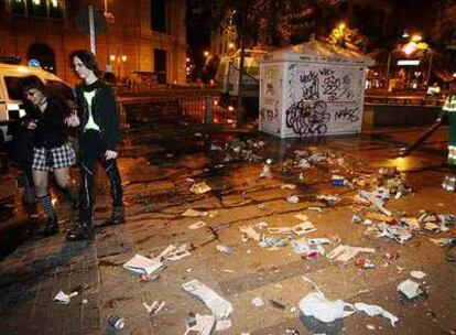 Operarios del servicio de limpieza retiran la basura acumulada en las calles tras la Noche en Blanco.