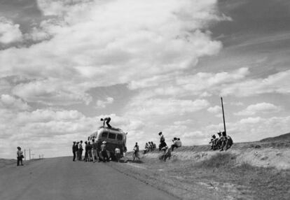 Plossu se inició como fotógrafo en un viaje fundacional a México, cuando era solo un veinteañero, entre 1965 y 1966. Regresó tres veces más, ya consciente de ser un autor. El libro '¡Vámonos!' recopila los cuatro viajes por primera vez. Esta foto pertenece al primero. Plossu recuerda en una entrevista incluída en el libro la influcencia del cine en su carrera: "Llegué a la Ciudad de México, procedente de París, a los 20 años. En ese entonces mi único bagaje cultural era la Cinemateca francesa, en la que 'aprendí a ver' mirando a los grandes clásicos, y también las películas de la 'nouvelle vague'. Eisenstein, Buñuel, Bergman, Dreyer... (...) pero también los 'western', que con frecuencia sucedían cerca de México".