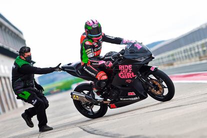 Ana Carrasco, se entrena con la Kawasaki Ninja en el circuito de Navarra.