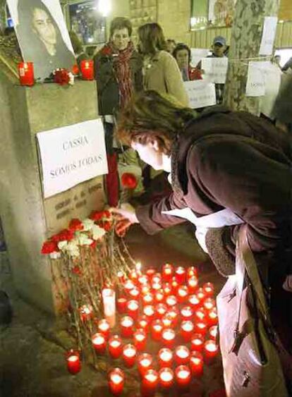 Una mujer coloca una flor junto a la foto de Rita Cassia Santos, durante la concentración en protesta por su asesinato, el 29 de enero.