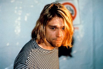 Kurt Cobain fue, además, un icono de moda. Su looks desaliñados compuestos por camisas de cuadros y camisetas de rayas con vaqueros rotos fueron copiados hasta la saciedad por firmas de moda e imitados por millones de jóvenes en todo el mundo.