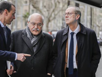 Andreu Mas-Colell, amb Ivan Planas (esquerra) i Albert Carreras (dreta).