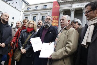 Méndez y Toxo, en el centro, ayer a las puertas del Congreso.